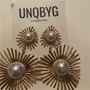 Beautiful gold pearl earrings lightweight!!!